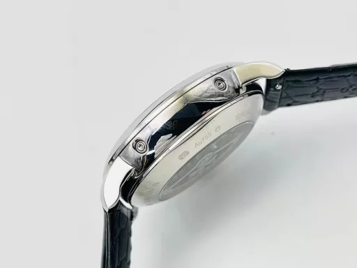 The highest version on the market, Vacheron Constantin Historical Masterpiece Series 3100V/000R_B422 Perpetual Calendar Multi-Function Watch!1⃣️Equipped with the same movement as the original, the balance wheel is exactly the same as the original, and all functions can be used normally.2⃣️Improved the curvature of the four corners of the case, the dial color curvature is more consistent, the 12 scales are polished more delicately, and the overall look is closer to the counter!3⃣️Paired with Italian cowhide to make the wrist more comfortable!TWS Factory boutique replica, please appreciate your appreciation