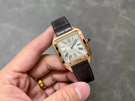 F1 The only one in the market with the same version of the head grain, perfectly restored Cartier's classic work, Cartier Santos. Dumont series, with smooth contours, simple and elegant, is very in line with the trend of contemporary gentlemen. Large watch diameter 46.633.9mm, medium watch diameter: 43.531.4mm, small watch diameter: 38*27.5mm; Swiss quartz movement Compared with round watches, square watches are particularly unique due to their angular design. When it comes to classic square watches, Cartier's Santos is naturally on the list. Santos watches are not only a model of square watches, but also considered to be 