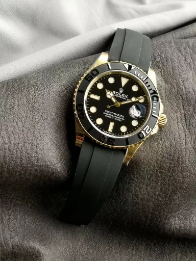 CLEAN Limited Edition Recommendation: Rolex Yacht-Master Series M226658-0001 watch, gold case with natural rubber strap, gold bidirectional rotating outer ring, one-piece matte black ceramic Cerachrom 60-minute scale bezel; polished, three-dimensional scale and numbers, minute scale marked on the first 15 minutes of the bezel. Black lacquer, 18K gold hour markers, easy-to-read Chromalight luminous (long-lasting blue light), 18K gold hands, easy-to-read Chromalight luminous (long-lasting blue light). Equipped with 3235 automatic mechanism, 42 mm