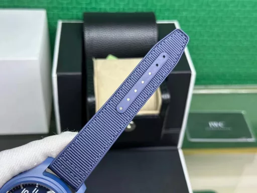 TW fully upgrades IWC's latest ceramic watchIWC pilot chronograph watch is coming, with more delicate details and coordinationIngenuity, meticulously crafted V2 board[Case] ​​The watch size is 44.5mmX15.7mm. The case is made of high-tech ceramics, consistent with the original! And it is frosted and matte! The structure follows the original version - the bezel and the middle case are formed in one piece. Anti-wear, scratch, corrosion resistant[Movement] It uses the powerful and stable Dandong 7750 movement. Hours, minutes, seconds, dual-period display and chronograph function
