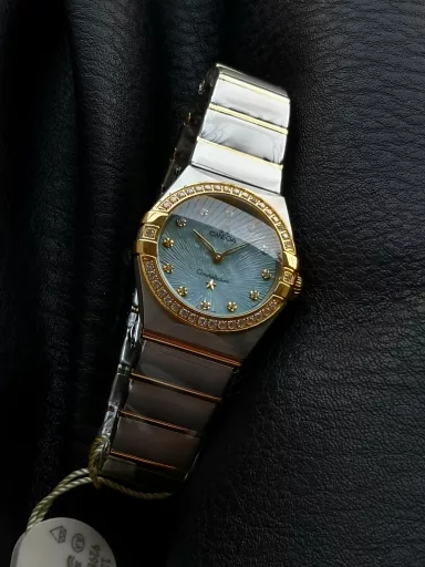 AS Omega fifth generation Constellation series 28mm Swiss quartz watch.The whole watch has been finely polished. The fit between the case and the claws, the Roman scale on the bezel and the restoration of the observatory on the bottom cover are comparable to the original.The dial uses mother-of-pearl material and unique etching technology to create the dial texture pattern, and the new Taiwan stone holder makes the lettering more delicate.The chamfers on both sides of the case and bracelet are hand-polished and polished by watchmakers to make the watch more refined! The style is gentle and moving, and the workmanship is exquisite. The most beautiful constellation, the first choice for ladies!