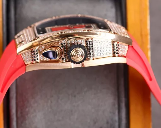 Richard Miller's new (RM037) women's watch series is a new product endorsed by Australian actress Margot Robbie. This watch is made of stainless steel case, equipped with imported original movement, Royal Oak strap and original folding buckle. This watch can successfully reflect the temperament and taste of women.