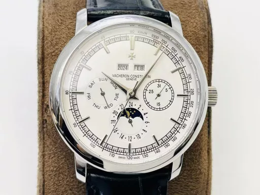 The highest version on the market, Vacheron Constantin Historical Masterpiece Series 3100V/000R_B422 Perpetual Calendar Multi-Function Watch!1⃣️Equipped with the same movement as the original, the balance wheel is exactly the same as the original, and all functions can be used normally.2⃣️Improved the curvature of the four corners of the case, the dial color curvature is more consistent, the 12 scales are polished more delicately, and the overall look is closer to the counter!3⃣️Paired with Italian cowhide to make the wrist more comfortable!TWS Factory boutique replica, please appreciate your appreciation