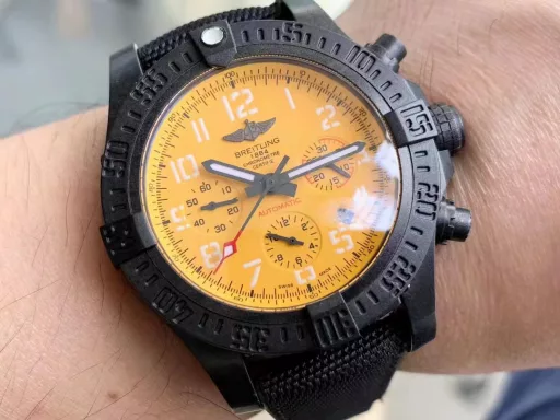 Breitling original one-to-one carbon fiber texture, the ultimate new work. The Breitling Avenger Hurricane series 45mm chronograph was purchased two years ago and disassembled for inspection. After many efforts by the watchmaker, it was finally cracked. It is made of Breitlight® material. Breitlight® is a thermoplastic resin with excellent high temperature resistance. It is a composite of polycarbonate and carbon fiber. The material is 3.3 times lighter than titanium and 5.8 times lighter than stainless steel, but it is stronger and can't be broken! It also has many advantages: scratches, polishing, corrosion resistance, anti-magnetic, anti-allergic, and has a warmer touch than metal, and presents the mottled visual effect of carbon fiber. (The raw materials are purchased in Switzerland, which is hard-won. Don't miss it if you like it) The real thing looks better