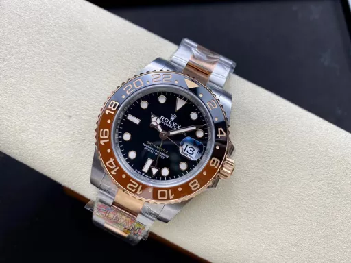 Clean factory C factory Rolex 126711 Sarsaparilla Greenwich GMT RoseDetails of the ceramic bezel font comparison, the 12 o'clock triangle part, the top angle, and the bottom angle, the sharp corner positionare all rounded. It is consistent with the original.For the font part, the depth is only one aspect. The original process is that the bottom surface of the font is all perpendicular to the straight body of the font at 90 degrees. To achieve this effect, it can only be molded in one piece. Laser typing will have a series of problems such as bevel edges, rough background texture, and broken edges.The font depth is consistent with the original, sinking 0.13mm. In addition, the font edge is rounded and polished.The electroplating color is also digitally adjusted. Most of the ones on the market are pure gold, and the genuine ones are slightly red. In terms of appearance, it will be much more comfortable.The appearance of the case is all 904L, which perfectly restores the entire shell shape of the GMT and corrects the feel of the GMT turning circle. The crownThe crown part also shows an embossed crown👑 effect. The 3186 movement is used, which is the same as the original.The bottom cover is also the same as the original, polished, brushed, and the bottom of the case is brushed. The fit between the bottom cover and the case is almost the same. The gap between the crown and the case can be compared by yourself. In the inner shadow part, the tail of the letter 