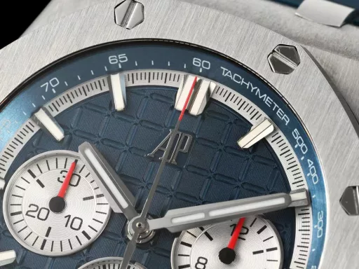 APP Audemars Piguet Royal Oak Offshore 26420 New Upgraded VersionThe newly molded 43 mm case (market version 44 mm, which is the case of the old 26400) adopts a new design, a more ergonomic case, and more refined case details. It has larger polished chamfers. The 43 mm wide case has been carefully modified to accommodate the new movement with a slightly larger diameter. The case contains a set of newly designed chronograph buttons.The dial has been upgraded, the dial texture is CNC slow-washed (non-hydraulic), the finished product has clear texture, and the iconic square is now connected to each other by a cross.The calendar has been upgraded. After the modification of the movement, the original large calendar has been realized. The date window has been pushed to the edge of the dial, and the hands have been slightly modified.The new interchangeable strap function, equipped with a quick release system, can easily change the wearing style. The rubber strap color is black, and there is also a leather strap available.In addition to the titanium version, the Royal Oak Offshore Chronograph 43 mm features a black ceramic bezel, creating a sharp contrast in material and color. The crown and pushers are also made of ceramic.