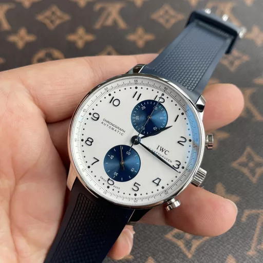 IWC Portuguese Chronograph Series - IW371620This panda dial 371620 has a simple and casual, just right elegant design, and has a gold steel case and charming curvature. The case diameter is only 41 mm and the thickness is 13 mm, which is very suitable for daily wear.The panda dial has a very high design appeal, and the sea and sky color matching of the Portuguese watch adds a nautical atmosphere. The sub-dial of the panda eye follows a vertical layout. In this way, it looks like a panda with its head tilted, which is very cute. The smooth surface enhances the sense of depth and vividness, and is more three-dimensional.Equipped with a 69355 movement, it is beautifully polished and equipped with a column wheel mechanism to make the operation feedback of the chronograph button smoother. The power reserve has also been increased to 46 hours, and the two-way pawl winding system used is still reliable.The IWC Portuguese Chronograph 371620 has different styles from different angles. You can see it as an elegant dress watch or a sporty sports watch. It is a masterpiece worth experiencing in the lifetime of watch lovers.