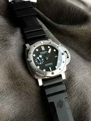 VS limited edition recommendation: Panerai Submersible series PAM01229 watch, stainless steel case with black rubber strap, frosted stainless steel unidirectional rotating bezel with scale markings, black dial, luminous numbers and hour markers, equipped with P.900 automatic mechanical movement, size: 44 mm.