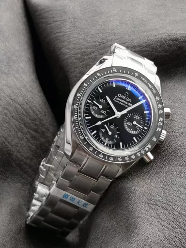 OM Exploration Magazine: Omega Speedmaster 311.32.42.30.04.003 watch (Snoopy Limited Edition), stainless steel case with black nylon leather strap, black lacquered hands, covered with Super-LumiNova luminous coating, equipped with manual mechanical chronograph movement, 42 mm.