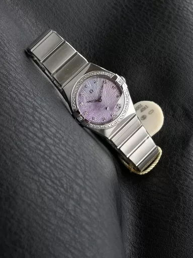 AS Omega fifth generation Constellation series 28mm Swiss quartz watch.The whole watch has been finely polished. The fit between the case and the claws, the Roman scale on the bezel and the restoration of the observatory on the bottom cover are comparable to the original.The dial uses mother-of-pearl material and unique etching technology to create the dial texture pattern, and the new Taiwan stone holder makes the lettering more delicate.The chamfers on both sides of the case and bracelet are hand-polished and polished by watchmakers to make the watch more refined! The style is gentle and moving, and the workmanship is exquisite. The most beautiful constellation, the first choice for ladies!
