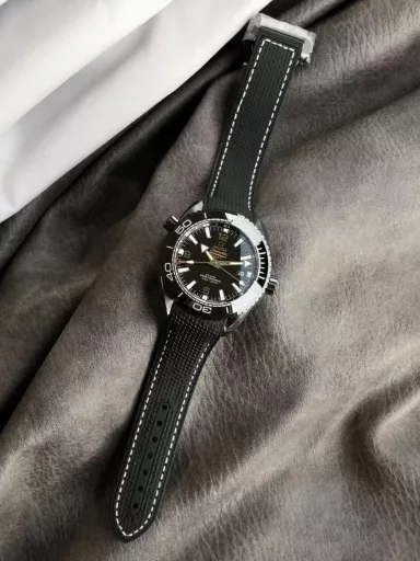 VS Limited Edition: Omega Seamaster 215.92.46.22.01.001 (“Deep Black”), ceramic case, ceramic, unidirectional rotating bezel, black dial with luminescent hour markers and hands, automatic 8906, 45.5 mm.