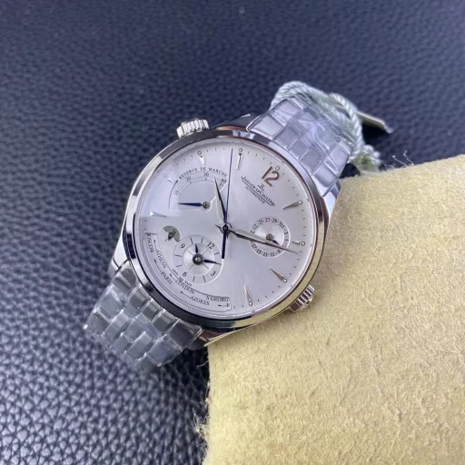 V9 Jaeger-LeCoultre Master Series 1428121The steel band has been carefully developed for 3 years, with 13 sets of large and small scattered molds and 39 processes. Every corner and fine corner is clearly visible, and there is no difference in the table picture! The diameter design is 39 mm (the size is the same as the counter, not 42, not the same version), the dial is arranged with a kinetic energy display window at 10 o'clock, a calendar display plate at 2 o'clock, a second time zone display plate at 6 o'clock, and a world time display window at the bottom. The combination is perfect and can be called a classic. Equipped with Jaeger-LeCoultre automatic CaL.939 automatic winding movement. Welcome to taste!