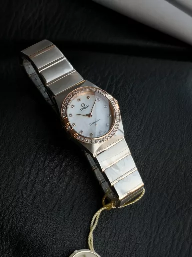 AS Omega fifth generation Constellation series 28mm Swiss quartz watch.The whole watch has been finely polished. The fit between the case and the claws, the Roman scale on the bezel and the restoration of the observatory on the bottom cover are comparable to the original.The dial uses mother-of-pearl material and unique etching technology to create the dial texture pattern, and the new Taiwan stone holder makes the lettering more delicate.The chamfers on both sides of the case and bracelet are hand-polished and polished by watchmakers to make the watch more refined! The style is gentle and moving, and the workmanship is exquisite. The most beautiful constellation, the first choice for ladies!