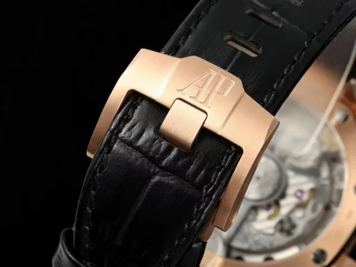 APP Audemars Piguet Royal Oak Offshore 26420 New Upgraded VersionThe newly molded 43 mm case (market version 44 mm, which is the case of the old 26400) adopts a new design, a more ergonomic case, and more refined case details. It has larger polished chamfers. The 43 mm wide case has been carefully modified to accommodate the new movement with a slightly larger diameter. The case contains a set of newly designed chronograph buttons.The dial has been upgraded, the dial texture is CNC slow-washed (non-hydraulic), the finished product has clear texture, and the iconic square is now connected to each other by a cross.The calendar has been upgraded. After the modification of the movement, the original large calendar has been realized. The date window has been pushed to the edge of the dial, and the hands have been slightly modified.The new interchangeable strap function, equipped with a quick release system, can easily change the wearing style. The rubber strap color is black, and there is also a leather strap available.In addition to the titanium version, the Royal Oak Offshore Chronograph 43 mm features a black ceramic bezel, creating a sharp contrast in material and color. The crown and pushers are also made of ceramic.