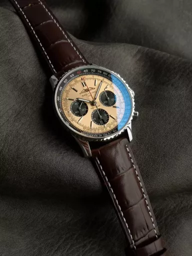 Breitling's new Navitimer celebrates its 70th anniversary, and Breitling reinterprets the classic watch with bold colors. With a size of 43mm, the iteration is undoubtedly an authentic aviation chronograph, with a circular flight slide rule, a stick scale, three small dials and a grooved bezel for easy grip, and the new OXF B01 movement