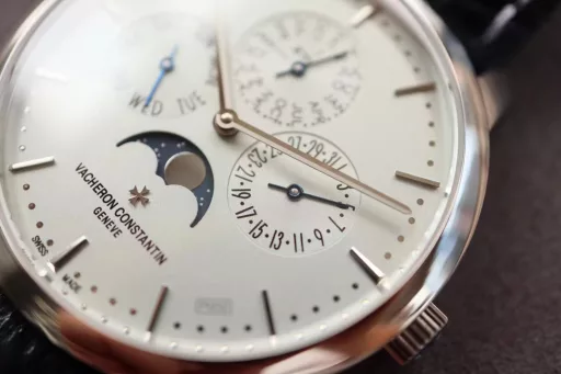 [The thinnest version on the Internet] Mx new product - Vacheron Constantin Patrimony Contemporaine Heritage Series Ultra-thin Perpetual Calendar Watch[Case]: The watch has a diameter of 41mm and a thickness of 9.4mm, which is only 0.03cm different from the thickness of the authentic product, making it the thinnest version on the Internet. The watch has simple lines and smooth contours, adhering to the consistent slimness and elegance of the Heritage Series. It is a 
