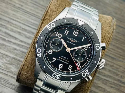 Longines launches the new Spirit Pioneer ZuIu Time watch!1⃣️Diameter 42 mm, frosted lettering, frosted ceramic bezel, bidirectional rotation, synchronized with the official website!2⃣️The bezel is decorated with black, green and blue ceramic inlays, marked with 24-hour scale and Super-LumiNova fluorescent inverted triangle, indicating the time information of the second time zone.3⃣️The disk is also decorated with a flying wing hourglass pattern and five star reliefs. There is a date window at 6 o'clock.4⃣️The sapphire crystal mirror is slightly arched, and both the inside and outside are treated with anti-glare coating. The bidirectional rotation is precise and smooth. The watch is equipped with a screw-in crown that is easy to grip and adjust, and the sealed case back is fixed by 6 screws, with excellent water resistance of 100 meters.5⃣️Stainless steel bracelet or brown/yellow/blue Italian calfskin, with a safety buckle, excellent, comfortable and sturdy.6⃣️The 2836 movement is modified into the original L844.4 automatic winding movement, which can provide up to 48 hours of power reserve and is certified by the Swiss Official Observatory (COSO).Welcome all watch friends to appreciate it!