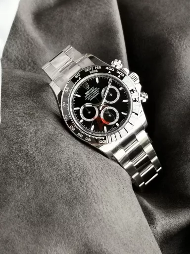 VS Limited Edition Hot Recommendation: Rolex Cosmograph Daytona Series M126500LN-0002 Watch, Oystersteel, Oystersteel, polished middle links; frosted outer links, polished edges. Oyster, three-grid solid links, folding clasp; Oyster insurance discount with 5mm easy-adjust link extension system, one-piece black Cerachrom ceramic bezel continuous casting tachymeter, screw-in, triple buckle lock triple waterproof system. Black lacquer, 18K white gold hour markers, easy-to-read Chromalight luminous (long-lasting blue light); 18K white gold hands, black lacquer marking hour and minute hands, easy-to-read Chromalight luminous (long-lasting blue light), except for the central second hand and chronograph hands. Equipped with CAL.4131 automatic mechanical chronograph, size: 40 mm.