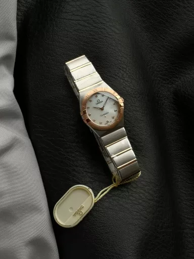 AS Omega fifth generation Constellation series 28mm Swiss quartz watch.The whole watch has been finely polished. The fit between the case and the claws, the Roman scale on the bezel and the restoration of the observatory on the bottom cover are comparable to the original.The dial uses mother-of-pearl material and unique etching technology to create the dial texture pattern, and the new Taiwan stone holder makes the lettering more delicate.The chamfers on both sides of the case and bracelet are hand-polished and polished by watchmakers to make the watch more refined! The style is gentle and moving, and the workmanship is exquisite. The most beautiful constellation, the first choice for ladies!