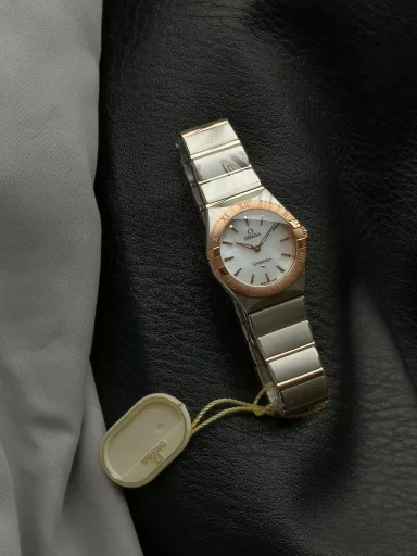AS Omega fifth generation Constellation series 28mm Swiss quartz watch.The whole watch has been finely polished. The fit between the case and the claws, the Roman scale on the bezel and the restoration of the observatory on the bottom cover are comparable to the original.The dial uses mother-of-pearl material and unique etching technology to create the dial texture pattern, and the new Taiwan stone holder makes the lettering more delicate.The chamfers on both sides of the case and bracelet are hand-polished and polished by watchmakers to make the watch more refined! The style is gentle and moving, and the workmanship is exquisite. The most beautiful constellation, the first choice for ladies!
