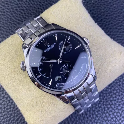 V9 Jaeger-LeCoultre Master Series 1428121The steel band has been carefully developed for 3 years, with 13 sets of large and small scattered molds and 39 processes. Every corner and fine corner is clearly visible, and there is no difference in the table picture! The diameter design is 39 mm (the size is the same as the counter, not 42, not the same version), the dial is arranged with a kinetic energy display window at 10 o'clock, a calendar display plate at 2 o'clock, a second time zone display plate at 6 o'clock, and a world time display window at the bottom. The combination is perfect and can be called a classic. Equipped with Jaeger-LeCoultre automatic CaL.939 automatic winding movement. Welcome to taste!