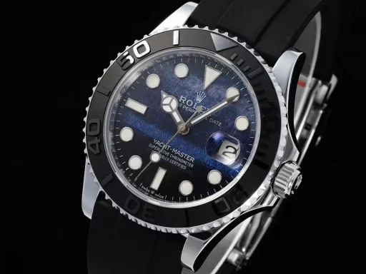 Super Factory's latest 18k gold-plated Yacht-Master, the highest version of the Yacht-Master 42MM series (Platinum Yacht, Gold Yacht) on the market. The counterweighted Yacht launched this time uses real materials. In order to maintain the original 11.8MM thickness, Super refused to thicken and weight the bottom cover, and used imported 904L stainless steel to create an integrated case. The whole body uses the real IP vacuum 18k (gold/platinum) gold-plated process, and comes with a certificate and an identification code. The color of gold and platinum is more consistent than any other mother-and-child factory in the market, and the appearance is truly color-free and material-free! The weight of the whole watch is 144 grams, saying goodbye to the fake era at first glance. The actual texture is far superior to any factory version on the market, and the heavy feeling is almost the same as the original!The configuration of Super is as follows:1️⃣The dial is made of enamel material, the correct color black paint surface, the font thickness, and the three-dimensional sense of the watch is restored; the pointer is polished with special craftsmanship, neat and sharp without burrs; the scale and pointer are imported Chromalight luminous (long-lasting blue light)!2️⃣The bidirectional rotating 60-minute scale outer ring is equipped with a matte black Cerachrom ceramic bezel, polished three-dimensional numbers and scales are synchronized with the watch, and the precision instrument adjusts the rotation damping of the bezel, 1:1 restores the texture of the watch!3️⃣The latest Super is equipped with high-performance rubber-coated elastic metal sheets. After many wearing experiences, the wearing effect is very comfortable; 1:1 folding Oyster safety buckle, the inside of the buckle can be pushed and pulled for fine adjustment, which is very convenient!4️⃣Equipped with an exclusive customized Cal.3235 paramagnetic blue hairspring movement, high-performance shock-absorbing device, and the power storage time is synchronized with the original!Super factory configures an NFC warranty card before leaving the factory: the code inside the case is unique to each watch and no code is repeated. Super is all about the ultimate and new heights!