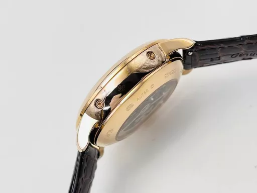 The highest version on the market, Vacheron Constantin Historical Masterpiece Series 3100V/000R_B422 Perpetual Calendar Multi-Function Watch!1⃣️Equipped with the same movement as the original, the balance wheel is exactly the same as the original, and all functions can be used normally.2⃣️Improved the curvature of the four corners of the case, the dial color curvature is more consistent, the 12 scales are polished more delicately, and the overall look is closer to the counter!3⃣️Paired with Italian cowhide to make the wrist more comfortable!TWS Factory boutique replica, please appreciate your appreciation