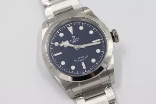 LF Tudor Biwan 79540 Series 41 Watch Update v2① The whole watch is genuine mold casting, and the parts are 100% interchangeable.② The standard size of the watch is 41mm, which is suitable for the wrist size of the general male.③ The upgraded version strengthens the overall polishing of the case and adopts a new customized Cal.2824 movement, which synchronizes the original version without calendar idle gear.A belt and folding buckle can be given with the order, which is both formal and casual, low-key but not mediocre, steady but not agile.