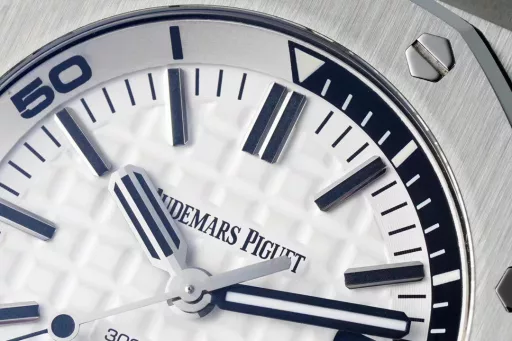IPF creates classics - the king of diving, Audemars Piguet 15710! 3120 integrated movement, creating the strongest replica inside and outsideThe case is polished multiple times, just to match the angular data, and the material feels consistent;The strongest movement plate is polished, and the color is automatically supported by 18K rose gold with special color adjustment;The most user-friendly loose head grain buffer area ensures that it matches the original design;The most three-dimensional and neat disk 