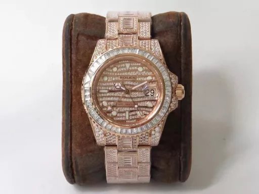 Extremely luxurious, TW challenges a new height of reproduction - perfectly restores the most expensive Rolex starry sky watch in history - Rolex GMT-Master II pavé diamond special edition - ROLEX116769TBR-74779B[Case] ​​The watch size is 40mm. Made of Germany's top 904L Oyster steel. The dial, bezel, case and bracelet are densely inlaid with the top Swarovski diamonds. Try to restore the invincible texture of the authentic luxury.[Strap] Made of 904L Oyster steel, the Oyster strap was launched in the late 1930s. It consists of three rows of wide and flat links. It is extremely strong. The entire bracelet is also neatly and meticulously inlaid with beautiful diamonds, and the effect is brilliant.[Movement] It uses the top Seagull 2824GMT dual time movement.