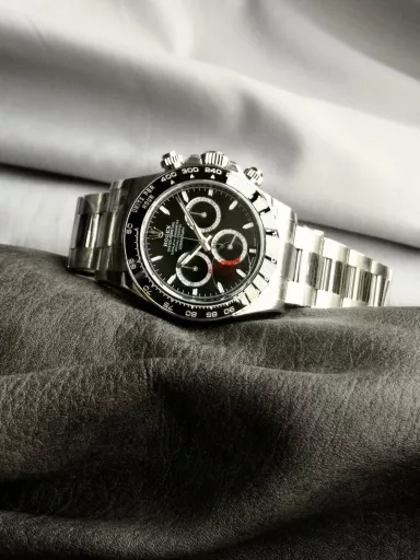 VS Limited Edition Hot Recommendation: Rolex Cosmograph Daytona Series M126500LN-0002 Watch, Oystersteel, Oystersteel, polished middle links; frosted outer links, polished edges. Oyster, three-grid solid links, folding clasp; Oyster insurance discount with 5mm easy-adjust link extension system, one-piece black Cerachrom ceramic bezel continuous casting tachymeter, screw-in, triple buckle lock triple waterproof system. Black lacquer, 18K white gold hour markers, easy-to-read Chromalight luminous (long-lasting blue light); 18K white gold hands, black lacquer marking hour and minute hands, easy-to-read Chromalight luminous (long-lasting blue light), except for the central second hand and chronograph hands. Equipped with CAL.4131 automatic mechanical chronograph, size: 40 mm.