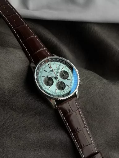Breitling's new Navitimer celebrates its 70th anniversary, and Breitling reinterprets the classic watch with bold colors. With a size of 43mm, the iteration is undoubtedly an authentic aviation chronograph, with a circular flight slide rule, a stick scale, three small dials and a grooved bezel for easy grip, and the new OXF B01 movement