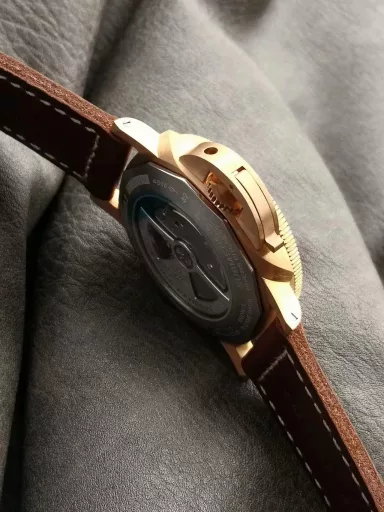 Panerai is a pit that can only be filled gradually with money, and it may not be filled no matter what. For example, when you spend a lot of time and effort to choose Radiomir, classic, right? The next day when you put it on your hand, you suddenly feel that it is not good, or Luminor is more good, and the second Panerai is on the agenda. Then you find that the dial is not simple enough, and two needles are more classic. Okay, the third one is already waving at you, and then you think the double M is more beautiful. After the sandwich, you still need a plaster surface and Paris nails. 42 always feels not good enough, or 47 is better… Is your wallet not thick enough? That's right. Panerai has such magic that makes you unable to stop. So the big guys say that Panerai has no end and it is not too late to turn back. Spend a little money to do big things. Buy a basic model, which has everything, but in the end it is just like this. The reason for choosing 968 is not because of the legend of the first three generations of bronze watches. To be honest, this generation of bronze watches has a tendency to decline, not to mention that the smaller 1074 of 671 is ready to be launched. However, as the watch friends accurately commented, it is the last signboard of Panerai after all, and it is also the only Panerai that needs to be stocked in the counter. It always has its unique charm. You will definitely do anything for this charm. VS Zhenpin: Panerai SUBMERSIBLE PAM00968 watch (calfskin-bronze/brown ceramic counterclockwise rotating bezel with graduation mark-brown dial, P.9010 customized fully automatic, 47mm),