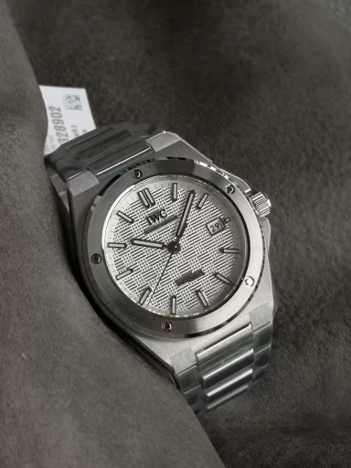 Seven-star recommendation: Ingenieur engineer watchIWC launched a new generation of Ingenieur engineer watch at Watches & Wonders Geneva in 2023, designed by Gérald Genta, returning to the classic Ref. 1832 designed by Gérald Genta in the 1970s.The 40mm case combines vertical brushing, circular brushing and mirror polishing, and the carefully reconstructed lines present a softer and smoother outline. The thickness is 10.7mm.The bezel is tightly fixed by 5 screws, and the lug details and H-shaped bracelet adopt a new design that is more ergonomic and can fit the wrist more comfortably.The most special thing about the new work is that the dial reproduces the 