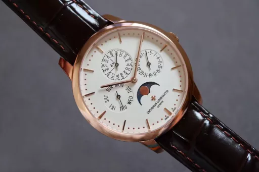 [The thinnest version on the Internet] Mx new product - Vacheron Constantin Patrimony Contemporaine Heritage Series Ultra-thin Perpetual Calendar Watch[Case]: The watch has a diameter of 41mm and a thickness of 9.4mm, which is only 0.03cm different from the thickness of the authentic product, making it the thinnest version on the Internet. The watch has simple lines and smooth contours, adhering to the consistent slimness and elegance of the Heritage Series. It is a 