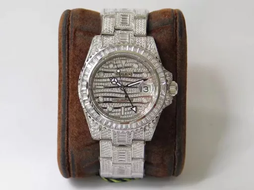 Extremely luxurious, TW challenges a new height of reproduction - perfectly restores the most expensive Rolex starry sky watch in history - Rolex GMT-Master II pavé diamond special edition - ROLEX116769TBR-74779B[Case] ​​The watch size is 40mm. Made of Germany's top 904L Oyster steel. The dial, bezel, case and bracelet are densely inlaid with the top Swarovski diamonds. Try to restore the invincible texture of the authentic luxury.[Strap] Made of 904L Oyster steel, the Oyster strap was launched in the late 1930s. It consists of three rows of wide and flat links. It is extremely strong. The entire bracelet is also neatly and meticulously inlaid with beautiful diamonds, and the effect is brilliant.[Movement] It uses the top Seagull 2824GMT dual time movement.