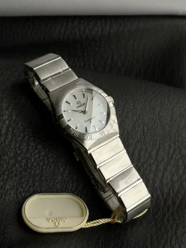 AS Omega fifth generation Constellation series 28mm Swiss quartz watch.The whole watch has been finely polished. The fit between the case and the claws, the Roman scale on the bezel and the restoration of the observatory on the bottom cover are comparable to the original.The dial uses mother-of-pearl material and unique etching technology to create the dial texture pattern, and the new Taiwan stone holder makes the lettering more delicate.The chamfers on both sides of the case and bracelet are hand-polished and polished by watchmakers to make the watch more refined! The style is gentle and moving, and the workmanship is exquisite. The most beautiful constellation, the first choice for ladies!