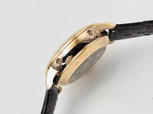 The highest version on the market, Vacheron Constantin Historical Masterpiece Series 3100V/000R_B422 Perpetual Calendar Multi-Function Watch!1⃣️Equipped with the same movement as the original, the balance wheel is exactly the same as the original, and all functions can be used normally.2⃣️Improved the curvature of the four corners of the case, the dial color curvature is more consistent, the 12 scales are polished more delicately, and the overall look is closer to the counter!3⃣️Paired with Italian cowhide to make the wrist more comfortable!TWS Factory boutique replica, please appreciate your appreciation