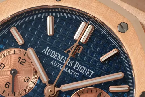 IPF new product is coming - Audemars Piguet 26331OR Royal Oak Multi-function Chronograph Mechanical Watch 41MM!Features: The case structure is consistent with the original authentic product, and the assembly method is consistent with the original, making the thickness thinner than before!The screw-in crown and the push-in chronograph button are consistent with the original, so it will not be fake at first glance! (Different from the market chronograph and reset buttons, which can only be pressed after the knob)1⃣️[Movement] 7750 modified original movement 6-digit small seconds The function is consistent with the original!2⃣️[Watch mirror] The mirror surface is the same as the original one. The sapphire glass mirror surface is placed at the same angle as the original, maintaining the same transparent brightness and consistent anti-glare effect!3⃣️[Case] ​​The case is made of stainless steel, using the original data to open the mold, top-level polishing, whether it is the texture or the texture, it is close to the original. After brushing and partial polishing, it flickers and shows a unique temperament of exquisiteness and toughness!4⃣️【Head grain】The most user-friendly loose head grain buffer ensures a better fit on the wrist and more comfortable to wear.5⃣️【Dial】Restores the exquisiteness of the authentic dial, the three-dimensional and neat 