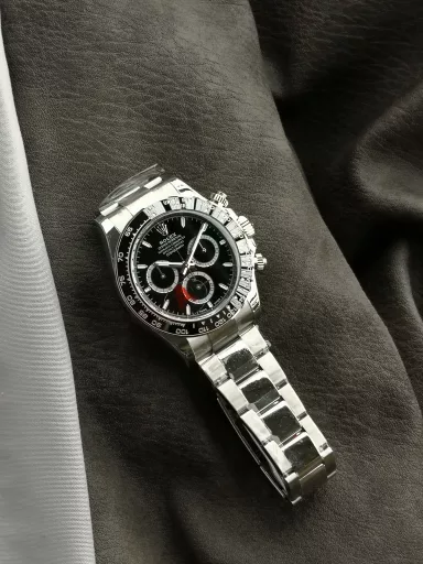VS Limited Edition Hot Recommendation: Rolex Cosmograph Daytona Series M126500LN-0002 Watch, Oystersteel, Oystersteel, polished middle links; frosted outer links, polished edges. Oyster, three-grid solid links, folding clasp; Oyster insurance discount with 5mm easy-adjust link extension system, one-piece black Cerachrom ceramic bezel continuous casting tachymeter, screw-in, triple buckle lock triple waterproof system. Black lacquer, 18K white gold hour markers, easy-to-read Chromalight luminous (long-lasting blue light); 18K white gold hands, black lacquer marking hour and minute hands, easy-to-read Chromalight luminous (long-lasting blue light), except for the central second hand and chronograph hands. Equipped with CAL.4131 automatic mechanical chronograph, size: 40 mm.