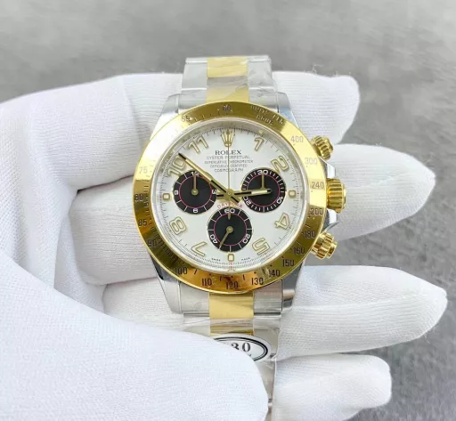 Rolex Daytona 116523 The most beautiful gold panda Daytona, equipped with Dandong 4130 movement, sapphire glass mirror, enamel black dial with 0 color difference, all digital scales are processed by CNC. The strap part also uses 3-section splicing parts, and all parts are electroplated.The font thickness of the bezel part, and most importantly, the black oil filling is the same as the original, with a matte texture. C factory