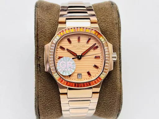 GR Patek Philippe Nautilus women's watch launches a new jewelry style watch!Free travel-friendly custom watch box!1⃣️ The octagonal bezel is inlaid with 68 rectangular spessartine garnets in a double row, showing a double gradient effect from cognac (12 o'clock and 6 o'clock) to champagne (9 o'clock and 3 o'clock). The dial is inlaid with pointed cognac spessartine hour markers. Between the light and shadow, this rare masterpiece shows modern charm.2⃣️ The dial is decorated with the unique wave pattern of the Nautilus women's watch to ensure clarity and legibility, reflecting Patek Philippe's pursuit of readability, even for jewelry watches.3⃣️ The watch is customized 9015 to 324SC automatic winding mechanical movement. The movement window date display. Large center second hand.4⃣️ The dial is rose gold-plated dial, 
