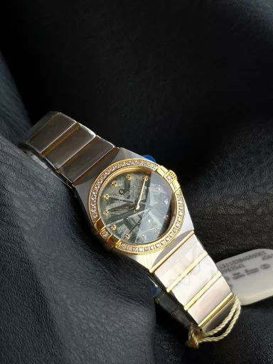 AS Omega fifth generation Constellation series 28mm Swiss quartz watch.The whole watch has been finely polished. The fit between the case and the claws, the Roman scale on the bezel and the restoration of the observatory on the bottom cover are comparable to the original.The dial uses mother-of-pearl material and unique etching technology to create the dial texture pattern, and the new Taiwan stone holder makes the lettering more delicate.The chamfers on both sides of the case and bracelet are hand-polished and polished by watchmakers to make the watch more refined! The style is gentle and moving, and the workmanship is exquisite. The most beautiful constellation, the first choice for ladies!