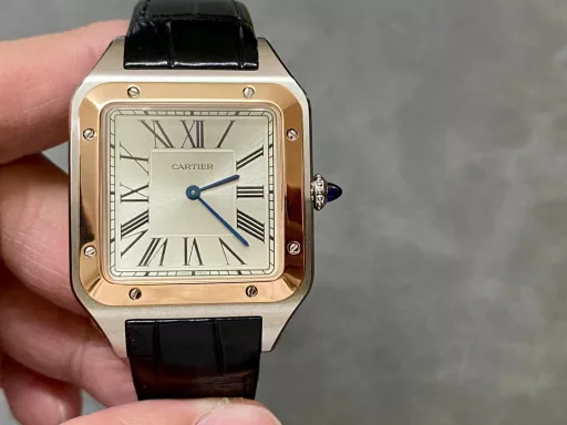 F1 The only one in the market with the same version of the head grain, perfectly restored Cartier's classic work, Cartier Santos. Dumont series, with smooth contours, simple and elegant, is very in line with the trend of contemporary gentlemen. Large watch diameter 46.633.9mm, medium watch diameter: 43.531.4mm, small watch diameter: 38*27.5mm; Swiss quartz movement Compared with round watches, square watches are particularly unique due to their angular design. When it comes to classic square watches, Cartier's Santos is naturally on the list. Santos watches are not only a model of square watches, but also considered to be 