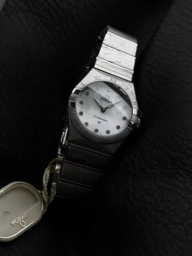AS Omega fifth generation Constellation series 28mm Swiss quartz watch.The whole watch has been finely polished. The fit between the case and the claws, the Roman scale on the bezel and the restoration of the observatory on the bottom cover are comparable to the original.The dial uses mother-of-pearl material and unique etching technology to create the dial texture pattern, and the new Taiwan stone holder makes the lettering more delicate.The chamfers on both sides of the case and bracelet are hand-polished and polished by watchmakers to make the watch more refined! The style is gentle and moving, and the workmanship is exquisite. The most beautiful constellation, the first choice for ladies!