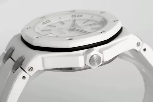 ZF factory creates a new ceramic art to create the ultimate black and white diving sports watch Audemars Piguet Royal Oak Offshore Series 15707 Series[Case] ​​42MM black and white ceramic is fired at high temperature and high pressure, with strong lines and fashionable colors, which is refreshing. The surface of the ceramic is brushed, making the appearance more tough and gorgeous, and continuing the consistent waterproof performance of the Royal Oak Offshore, ensuring reliability in diving sports. The diving timing display is a two-layer bezel inside the dial, which is controlled by the crown at 10 o'clock, and the crown at 3 o'clock controls the winding and adjustment time. Both are screw-in structures.[Dial] Decorated with the brand's traditional 