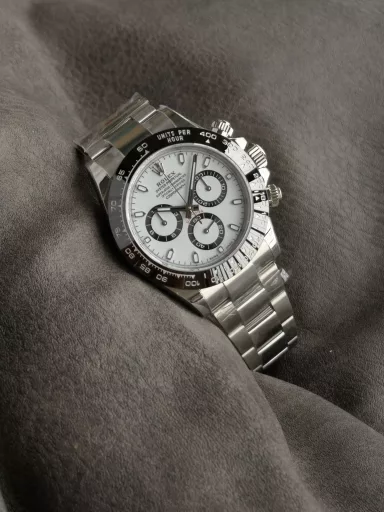 VS limited edition hot recommendation: Rolex Cosmograph Daytona series m116500ln-0001 watch (Panda Daytona), stainless steel case and bracelet, folding clasp; Oyster insurance discount with 5mm easy-adjust link extension system, outer ring black Cerachrom solid ceramic outer ring with tachymeter scale, white panda dial with snail-shaped small seconds dial, equipped with CAL.4130 automatic mechanical chronograph, size: 40 mm.