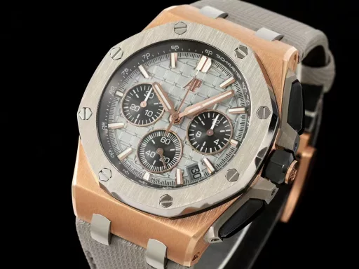 APP Audemars Piguet Royal Oak Offshore 26420 New Upgraded VersionThe newly molded 43 mm case (market version 44 mm, which is the case of the old 26400) adopts a new design, a more ergonomic case, and more refined case details. It has larger polished chamfers. The 43 mm wide case has been carefully modified to accommodate the new movement with a slightly larger diameter. The case contains a set of newly designed chronograph buttons.The dial has been upgraded, the dial texture is CNC slow-washed (non-hydraulic), the finished product has clear texture, and the iconic square is now connected to each other by a cross.The calendar has been upgraded. After the modification of the movement, the original large calendar has been realized. The date window has been pushed to the edge of the dial, and the hands have been slightly modified.The new interchangeable strap function, equipped with a quick release system, can easily change the wearing style. The rubber strap color is black, and there is also a leather strap available.In addition to the titanium version, the Royal Oak Offshore Chronograph 43 mm features a black ceramic bezel, creating a sharp contrast in material and color. The crown and pushers are also made of ceramic.