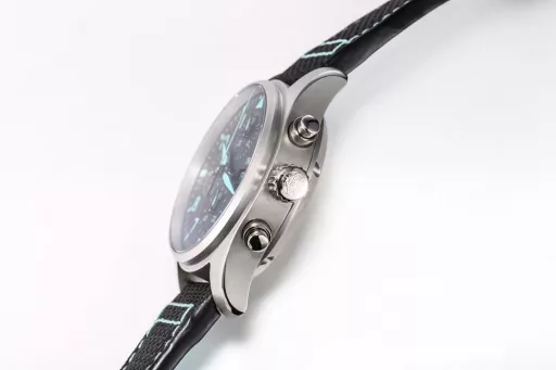 IWC✖️AMG engineers join forces to create a cool lookIWC IW388108 pilot watchThe watch uses sandblasting matte technology to create a titanium effect, mature workmanship, clear lines and three-dimensional sense, harmonious color matching, and is very versatile.Compared with the previous pilot, the size of the new timepiece has been reduced to 41, which is more in line with the golden size of modern men's watchesThe dial design continues the classic cockpit instrument panel style of the pilot. The color matching of Petronas green makes the watch look brand new and coolThe new transparent bottom design uses the 7750 modified self-produced 69385 automatic winding mechanical movement, which can provide 46 hours of power reserve for the watch after full windingThe double-layer light blue anti-dizziness coating can read the time more clearly, continuing the classic appearance of the previous work, Petronas green has also become a hot topic this year. It is definitely the watch with the most IWC temperamentOriginal mold opening at any cost, matched with the counter's exclusive research and development of quick-release fluororubber strap/quick-release braided beltTW ingenuity masterpiece, welcome to taste!