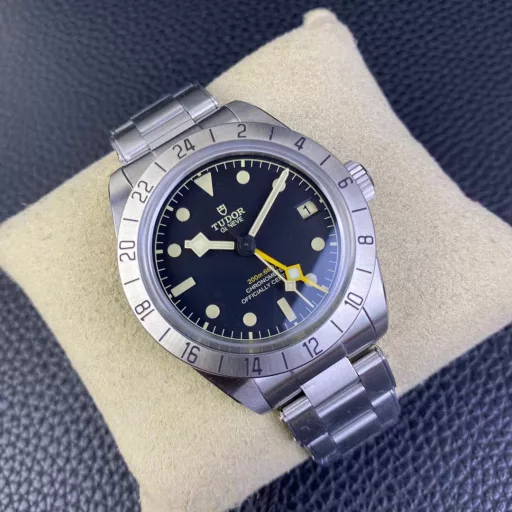 The 39MM is an extremely comfortable size. The stainless steel case is processed by two processes, brushed on the front and polished on the side, which is also the usual case processing method of Rolex. It is worth mentioning that Tudor has also redesigned the crown of this watch. It is flush with the middle case and hides the crown shaft, making it easier to grip and adjust the time.Tudor's unique dial design uses non-radiation Super-Luminova luminous paint to make a whole piece of scale nails. The lack of a metal frame makes it more concise and the luminous effect is brighter.In addition to the conventional display of local time, this watch is also equipped with a GMT function, which is indicated by a longer yellow snowflake hand and a 24-hour fixed scale outer ring. The instantaneous calendar at 3 o'clock is synchronized with the hour hand that can be adjusted independently, which is very practical in daily life.In addition, this watch is equipped with Tudor's 